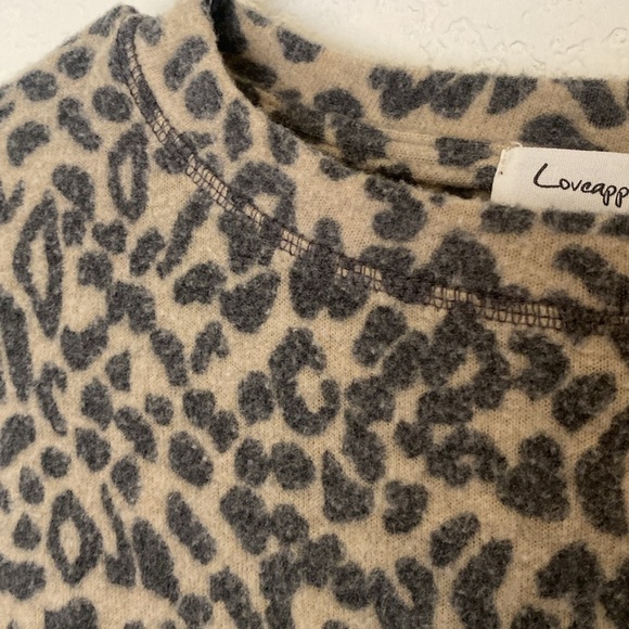 Loveappella Cheetah Light weight Sweatshirt - Picture 3 of 4